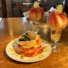 桃のパフェなど