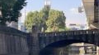 渋谷栄一の銅像も見えます