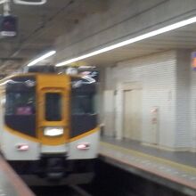 阿部野橋駅へ進入する近鉄特急