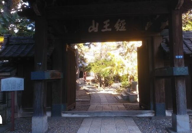 三重塔がある広い境内を有する寺院