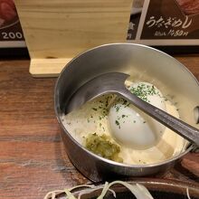 自分で卵を潰してタルタルソースを作ります