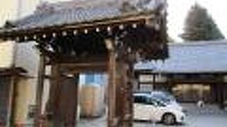 山門がポツンと建っているお寺