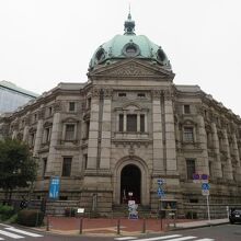 馬車道沿いにある神奈川県立歴史博物館