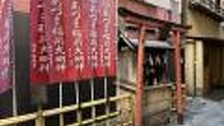 路地裏にある小さな神社