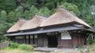 町指定文化財「平行三棟づくり民家」です。