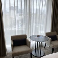 窓際の椅子とテーブル。テーブルが小さかったのですが仕事もOK