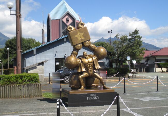 駅舎、根子岳を背負って建っていました。