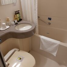 部屋付きの浴室は標準的サイズと設備。