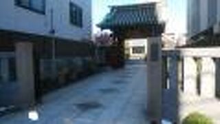 駅からすぐの場所にある寺院