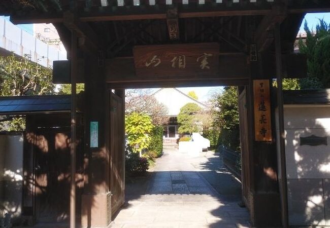 境内のよく手入れされた木々が印象的な寺院