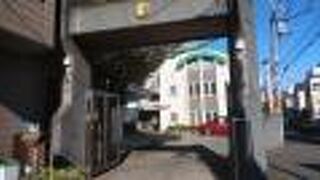 現代的な本堂が特徴の寺院