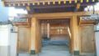 木造の山門と本堂が立派な寺院