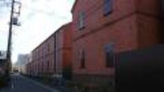 現在も使われているので、見られるのは外側の一面だけです