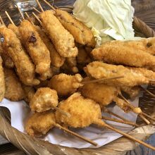 手前がイカの串かつ