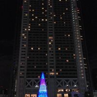 イルミネーションとホテル外観