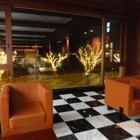 モダンレトロなロビー。