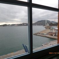 この部屋（海側）は関門大橋も見えます。
