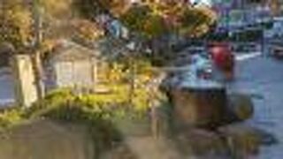 ベンチもある御庭です