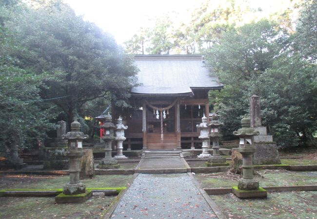 綺麗に彩色された狛犬がありました。