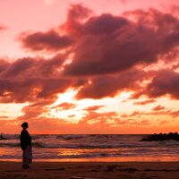 ホテル前浜辺で夕陽を観る