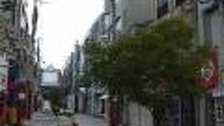 天文館の近く、人工芝や街路樹など潤いたっぷりの商店街です