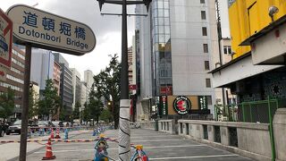 御堂筋に架かる！