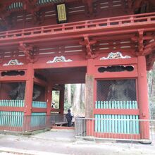 この門は１６世紀半ばに徳川３代将軍家光が建立したそうです