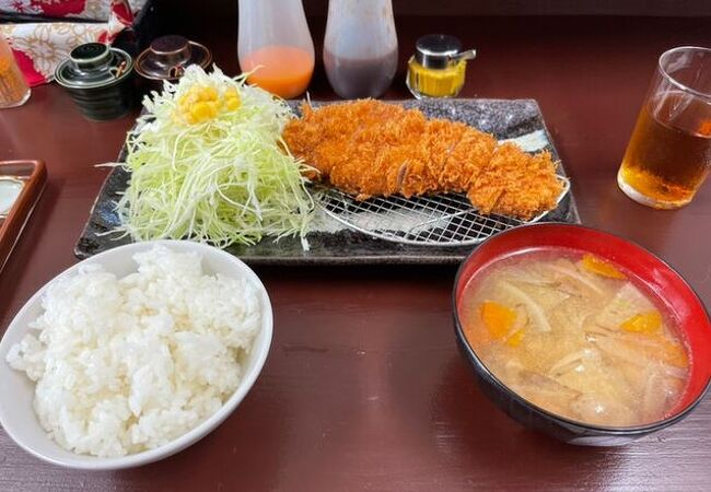 路地裏で絶品のトンカツを食べた