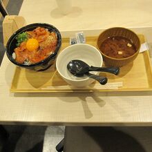 新商品と表示のあったサーモン丼