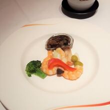 お皿と料理のバランスが美しい。フランス料理っぽくて素敵