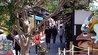 川沿いの土手に続く個性的なお店が長屋風に軒を並べる商店街