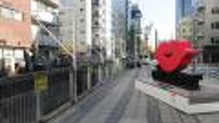 渋谷駅近くの川沿いはきれいに整備され、ライトアップされます