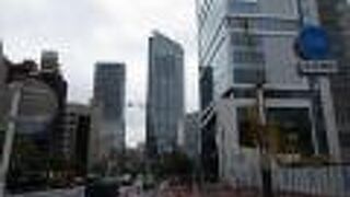 斬新なビルで目立ちます。