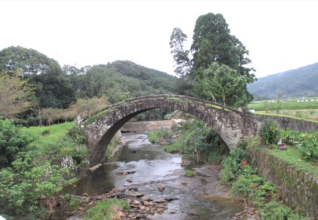 太鼓橋の様な形です。