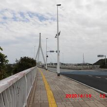 両側に歩道もあり歩いて渡れます