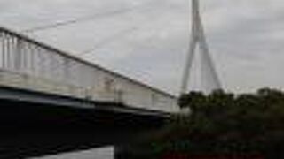 漫湖に架かる2km近くある長い橋