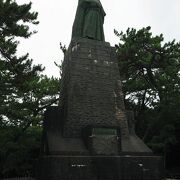 見上げる程高い位置に立っている：坂本龍馬銅像