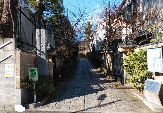 長い参道と奥行きある境内が特徴的な寺院