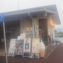別棟の食べ物屋さんが入ってる建物