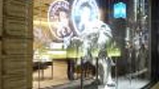 シルバーのライオン像が