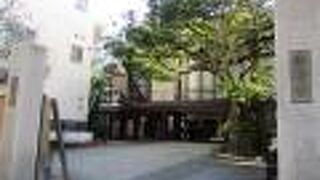 。本堂の横には日蓮上人象があります