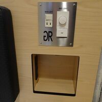 横にはコンセントや物が置けるスペースも