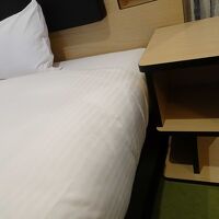 ベッド脇の棚が意外に便利