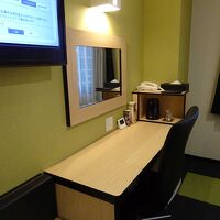 机やテレビです