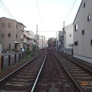 壬生寺の前の通りを北に向かってい歩いていたら、線路があって小さな電車が通って行きました。