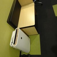 バッグ等を置く台と空気清浄機