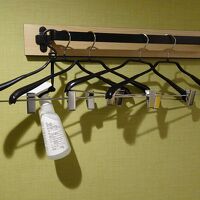 ハンガーは壁に掛けます