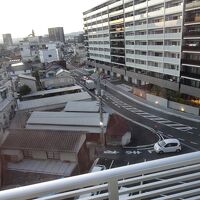 部屋からの羨望、ここに見えるのが駐車場です