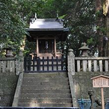 本殿近くにある真須賀神社