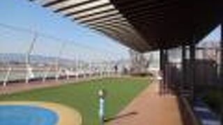 端から端までスーツケースを引っ張りながら歩いてみました。